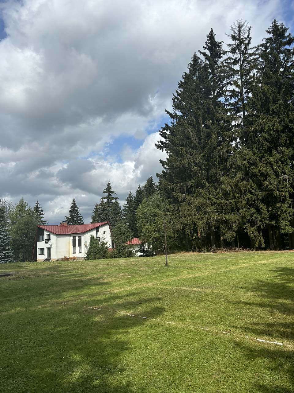 Chata přes travnaté hřiště za domem